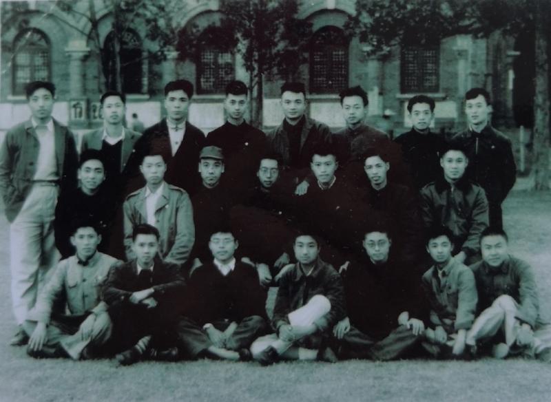 图3  1950年11月，交通大学水利系1952届部分同学合影（前排右一为吴沈钏）.jpg